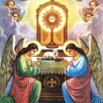 Angeli cha adorano l'Eucaristia