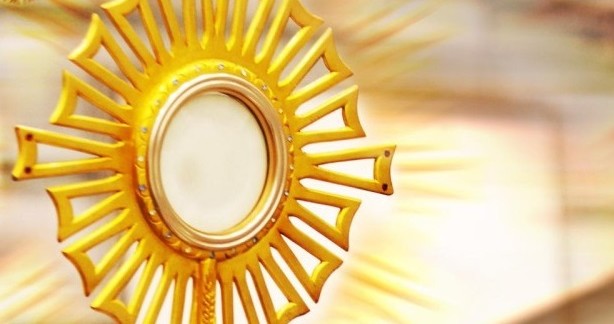Adorazione_Eucaristica-614x324